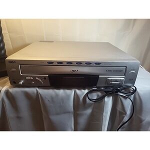 RCA 5-Disc CD Changer, model RP8078 Powers On Silver Powers On No Remote‎